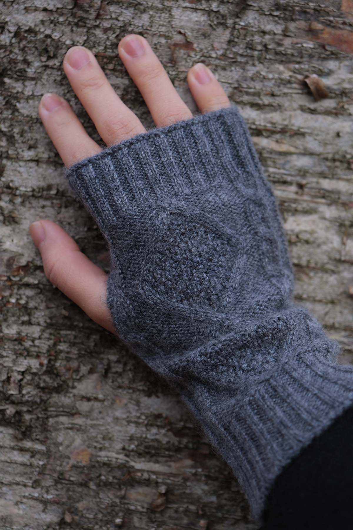 Rhombus Knit Cashmere Fingerless Gloves - Grey