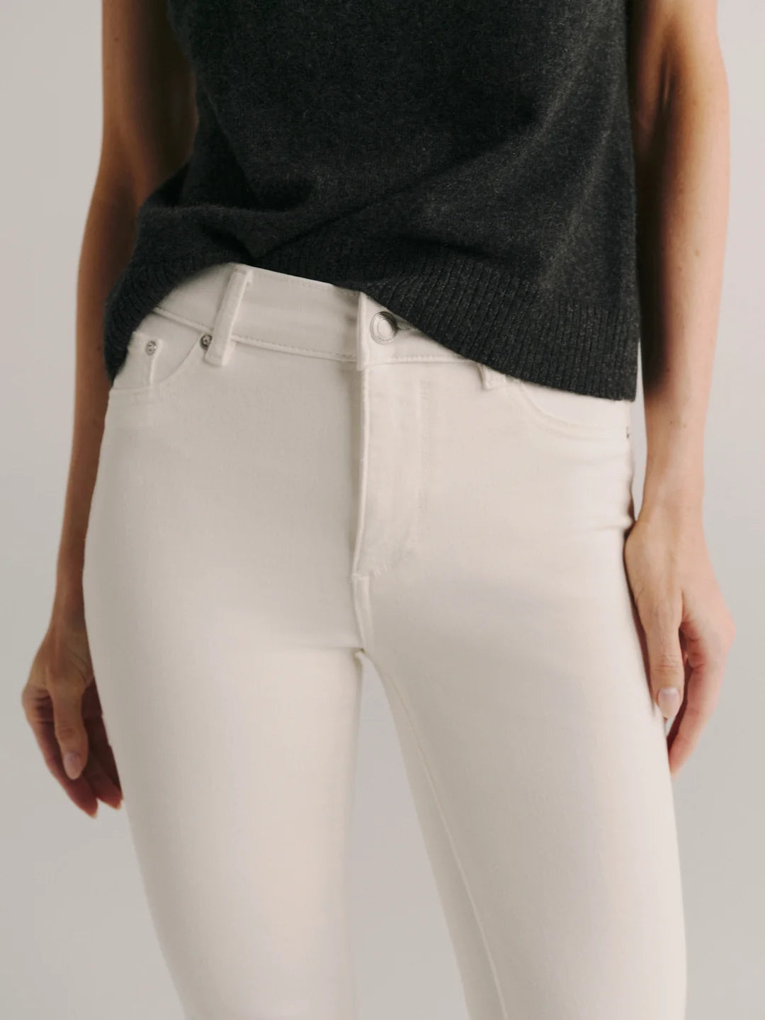 Mara Straight Mid Rise Instasculpt 27 Jeans - White