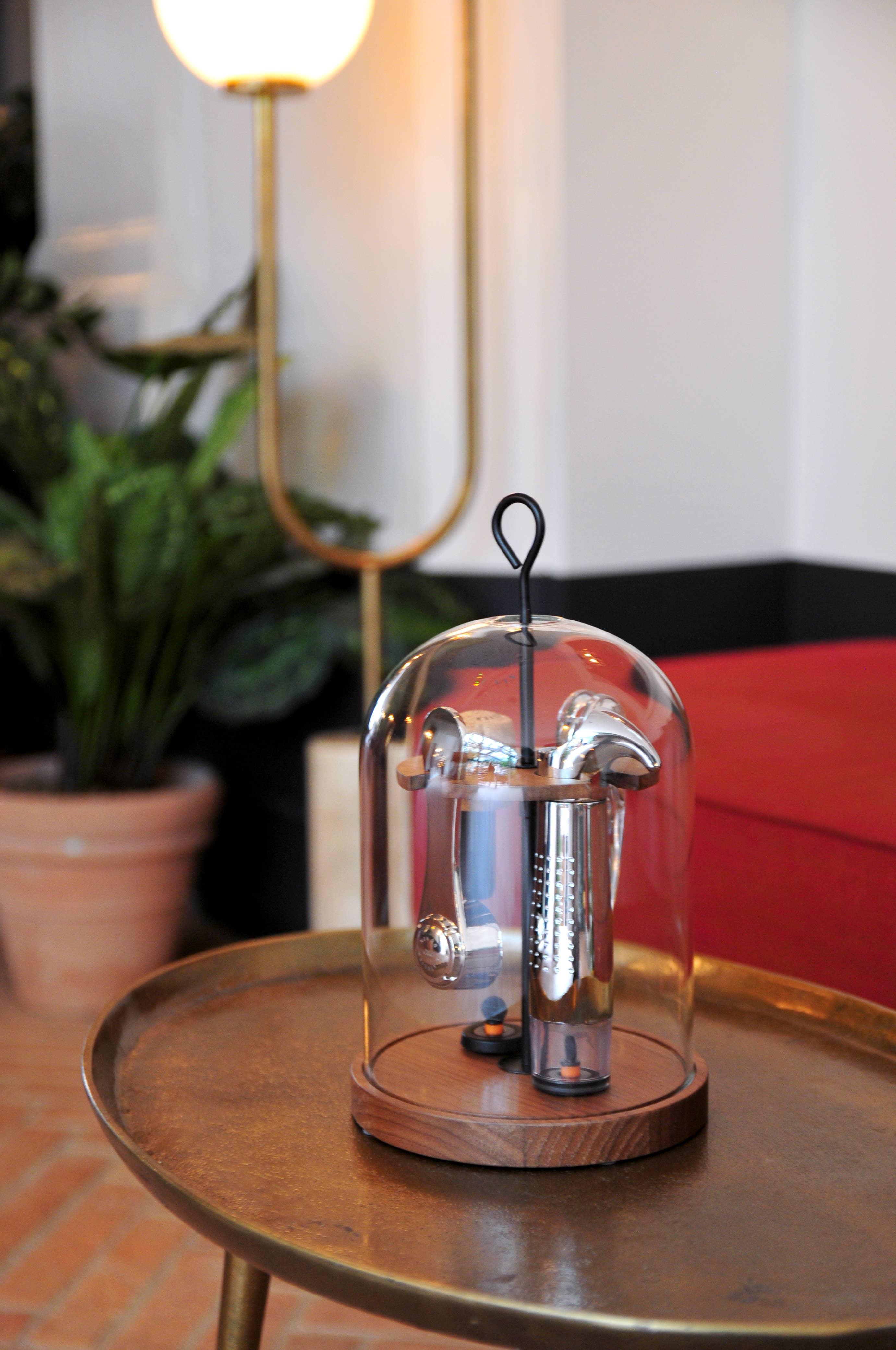 L'Atelier du Vin - USA - Wine Tools in a Wooden and Glass Set - THE GLOBE