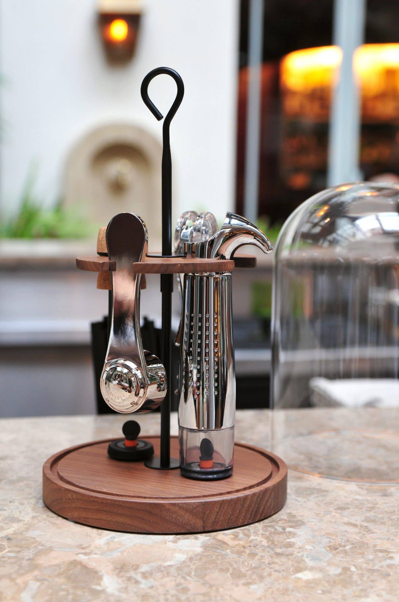 L'Atelier du Vin - USA - Wine Tools in a Wooden and Glass Set - THE GLOBE