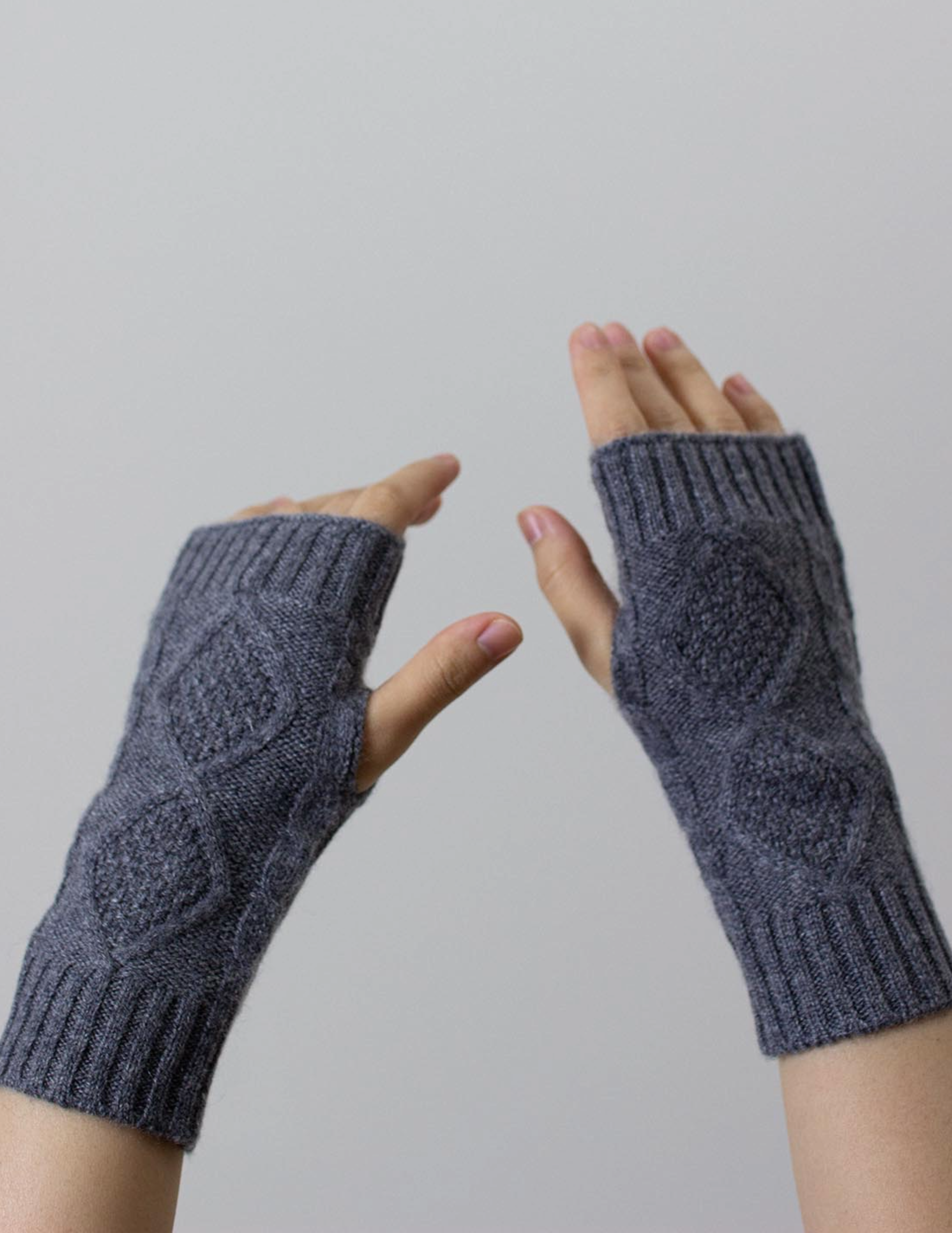 Rhombus Knit Cashmere Fingerless Gloves - Grey