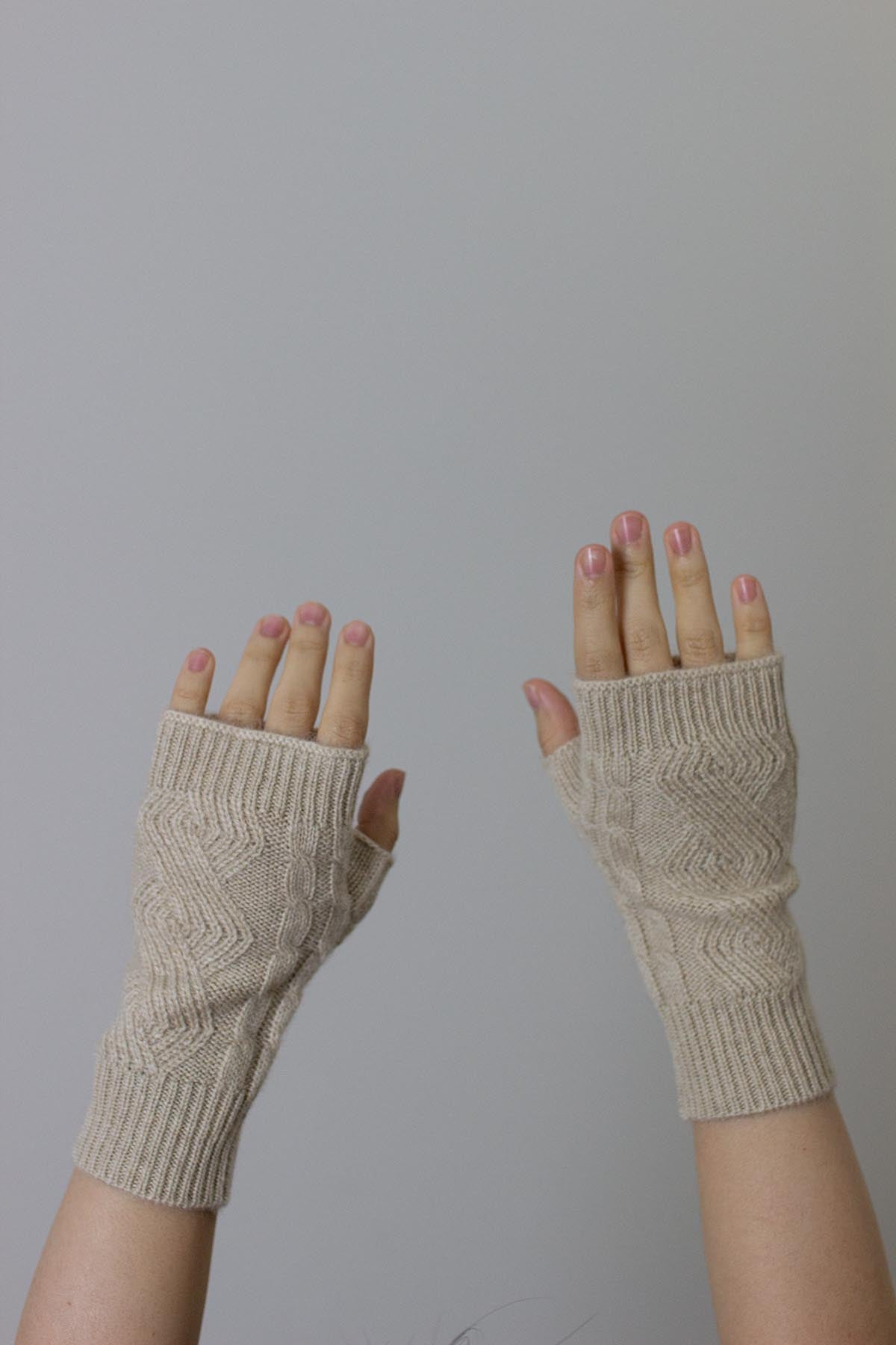 Cable Knit Cashmere Fingerless Gloves - Oatmeal Beige