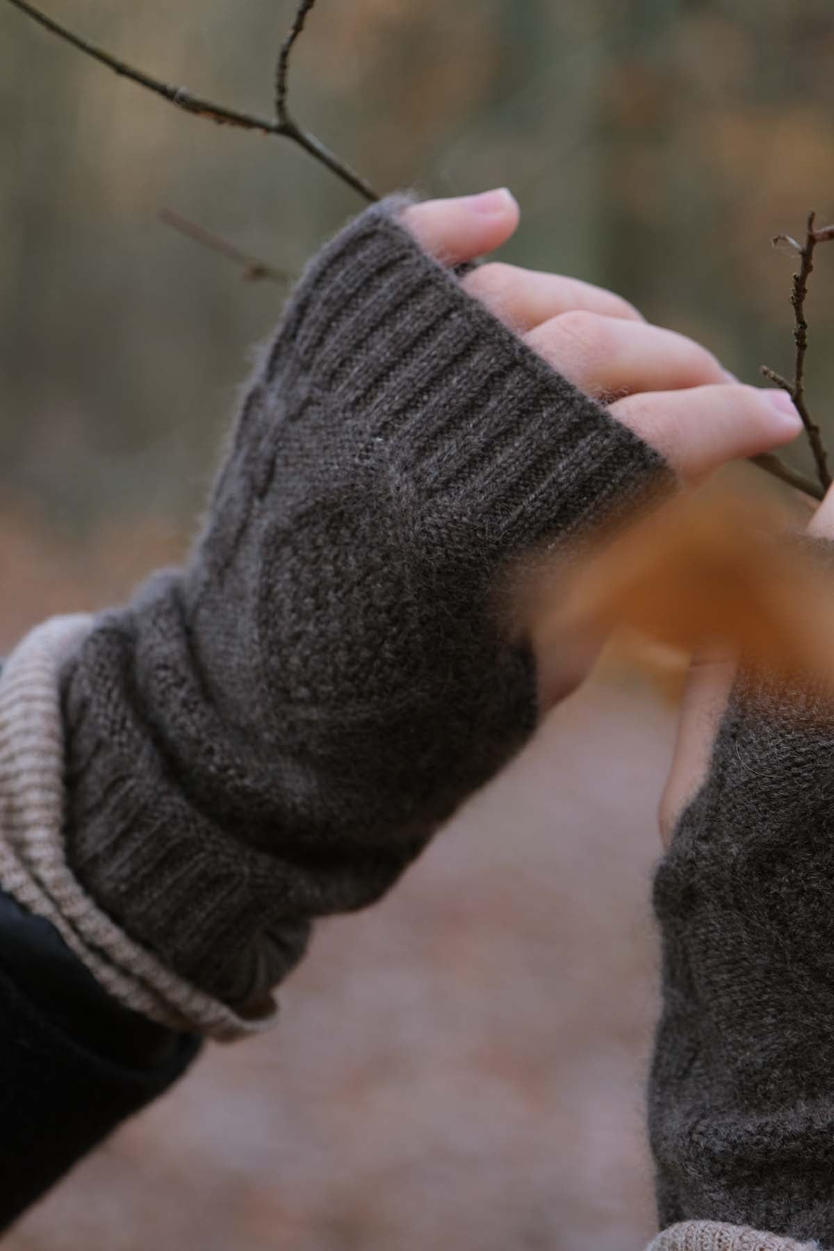 Rhombus Knit Cashmere Fingerless Gloves - Brown