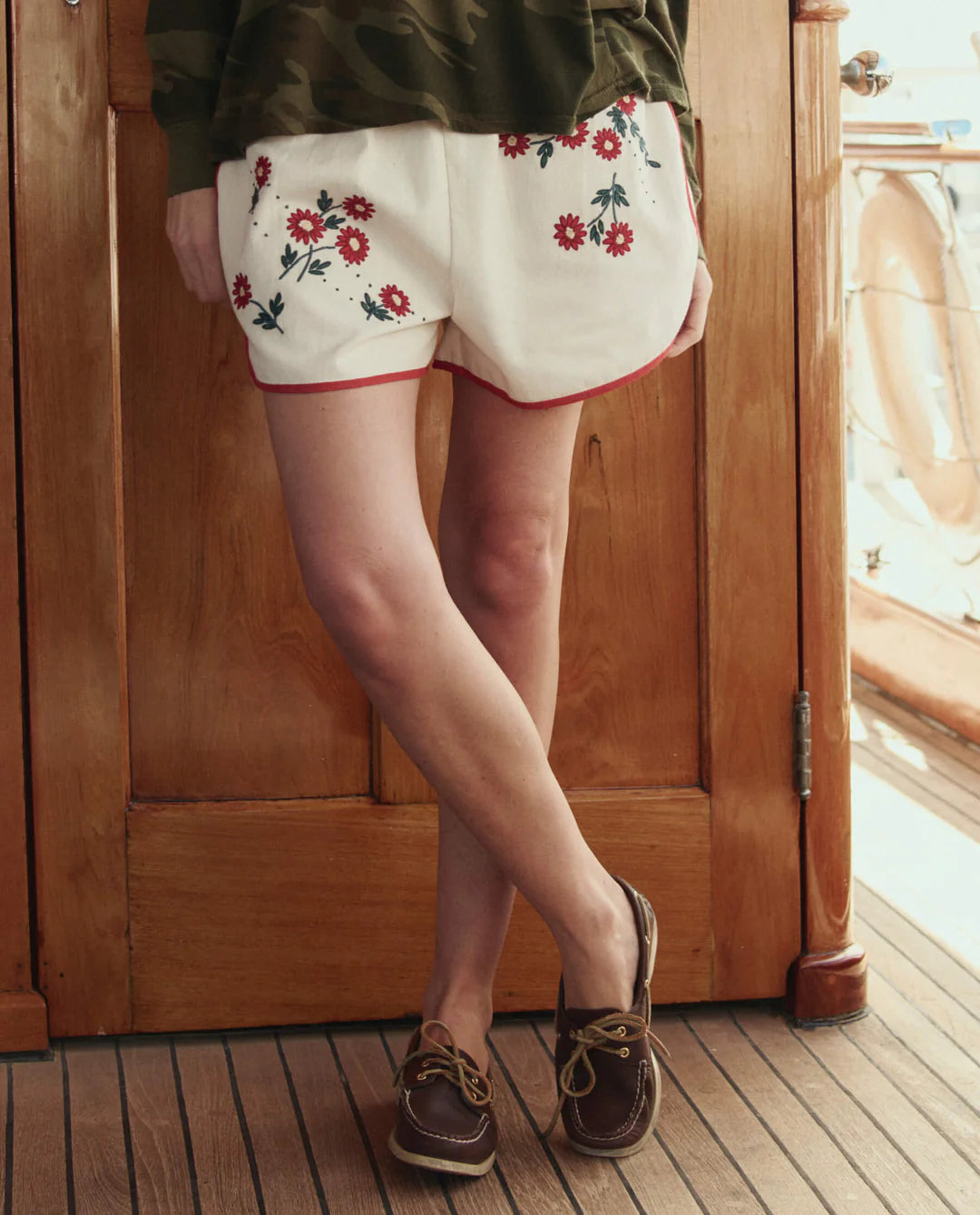 The Dolphin Short - Natural With Field Floral Emb