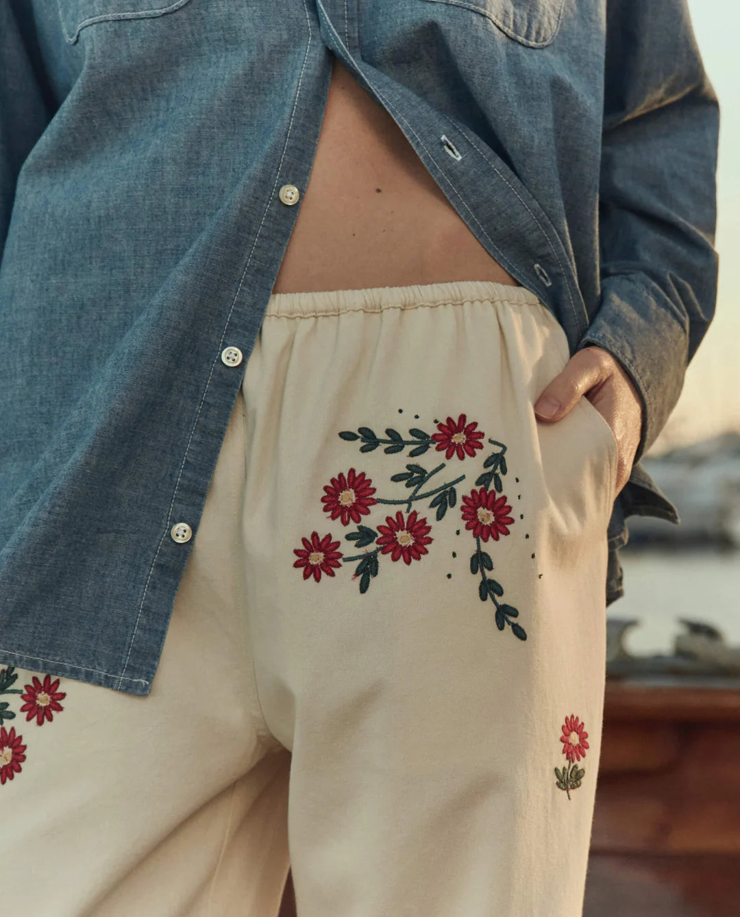 The Easy Pant - Natural With Field Floral Emb