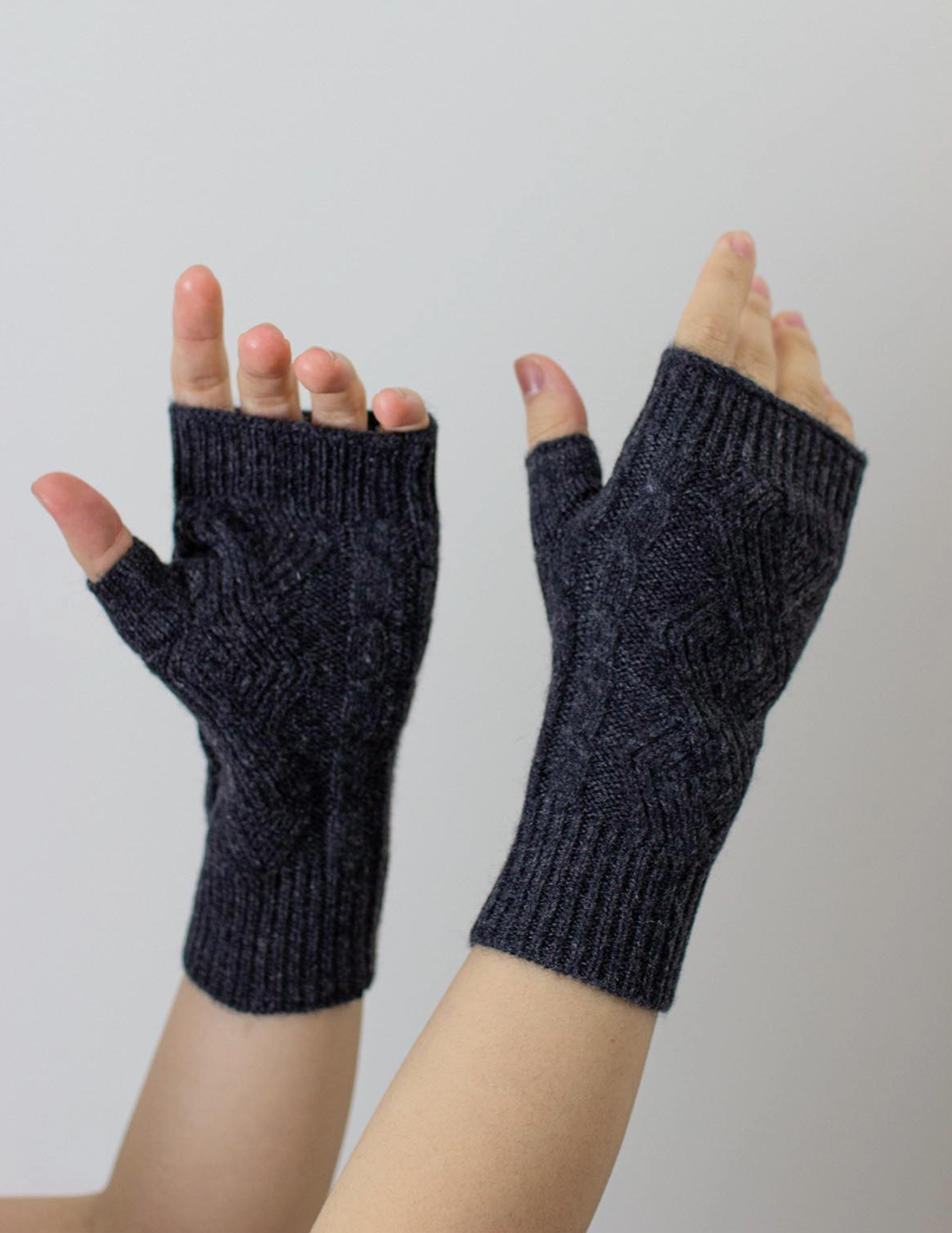 Cable Knit Cashmere Fingerless Gloves - Black
