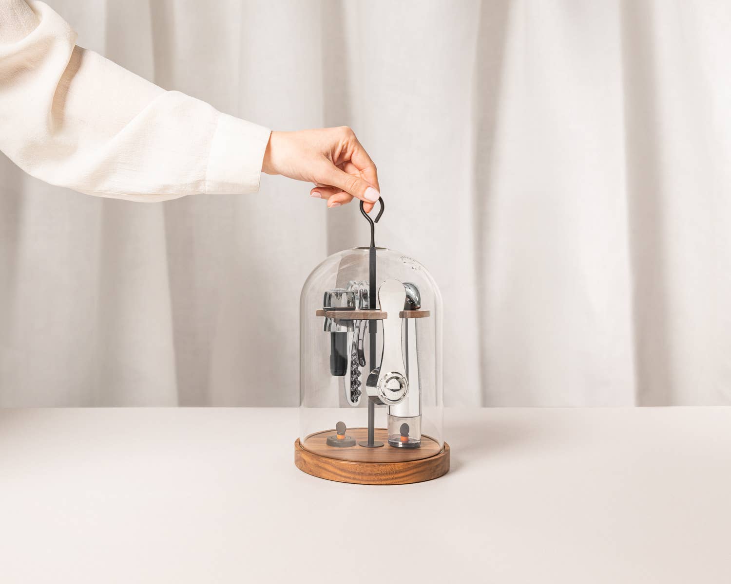 L'Atelier du Vin - USA - Wine Tools in a Wooden and Glass Set - THE GLOBE