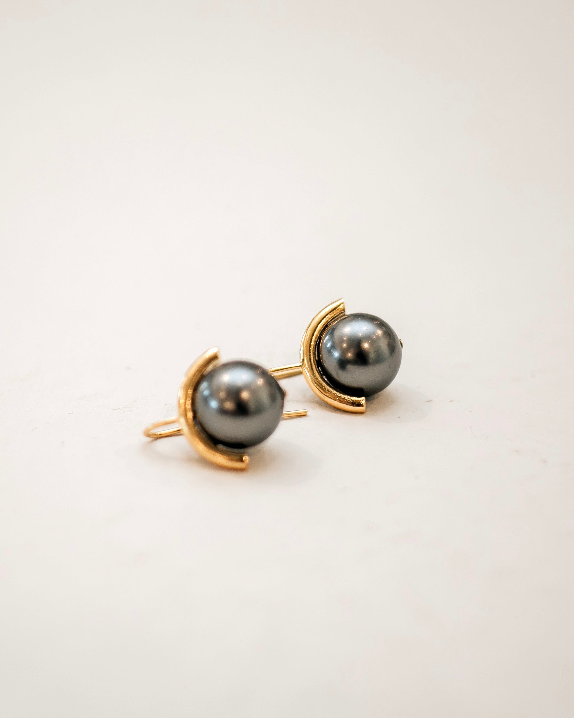 Pearl Sphere Earring - Dark Grey/Gold