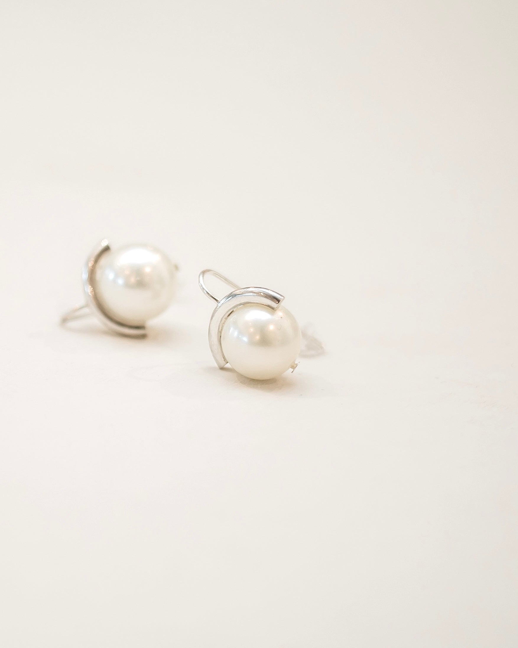 Pearl Sphere Earring - White/Silver