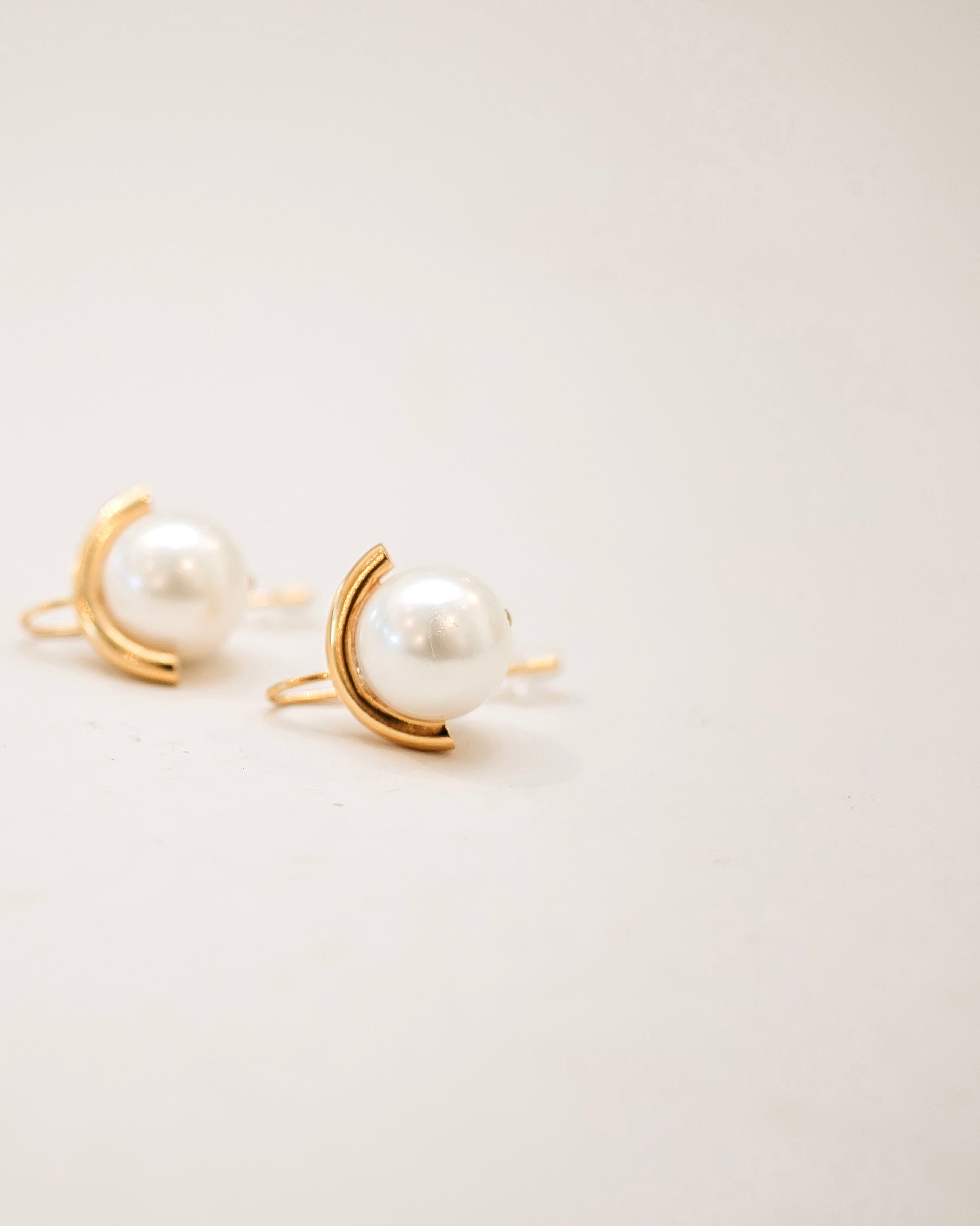 Pearl Sphere Earring - White/Gold